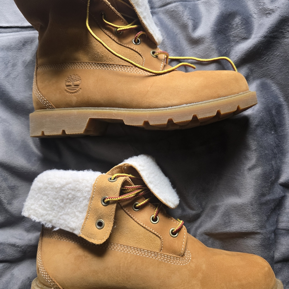 NWOT Womens Timberland Tan Leather Boots with Shearling Lining Sz. 8